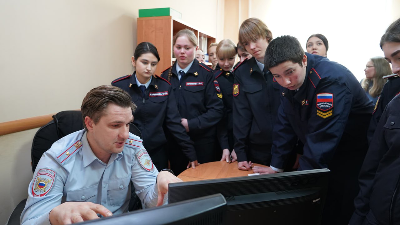 Камчатские студенты побывали в гостях у экспертов криминалистического центра Камчатские студенты побывали в гостях у экспертов криминалистического центра