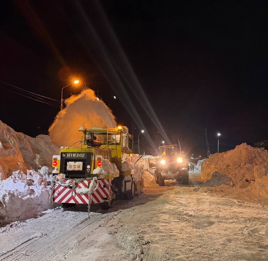 В ночную смену снегоуборочная техника продолжила работать над городских проездах В ночную смену снегоуборочная техника продолжила работать над городских проездах