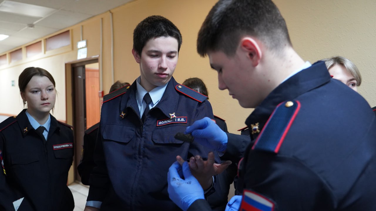 Камчатские студенты побывали в гостях у экспертов криминалистического центра Камчатские студенты побывали в гостях у экспертов криминалистического центра