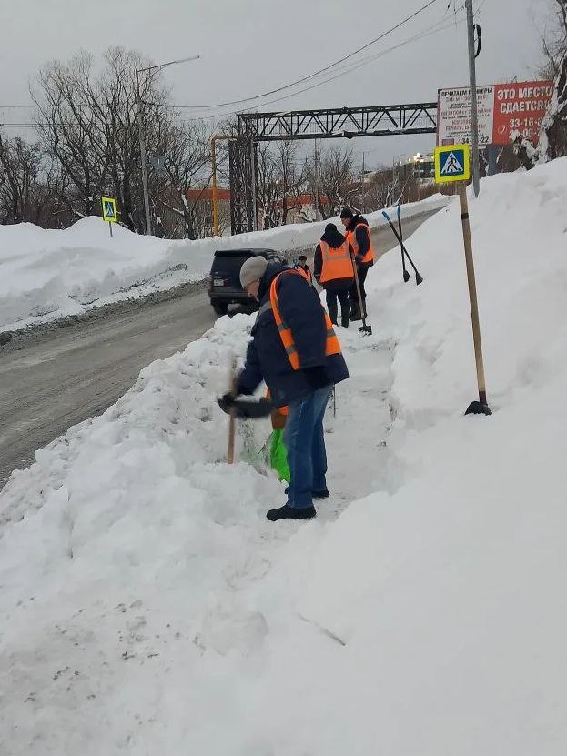 Город день за днем. 27 января 2026 года В ПетропавловскеКамчатском в круглосуточном режиме ведутся работы по расчистке городских территорий Город день за днем. 27 января 2026 года В ПетропавловскеКамчатском в круглосуточном режиме ведутся работы по расчистке городских территорий