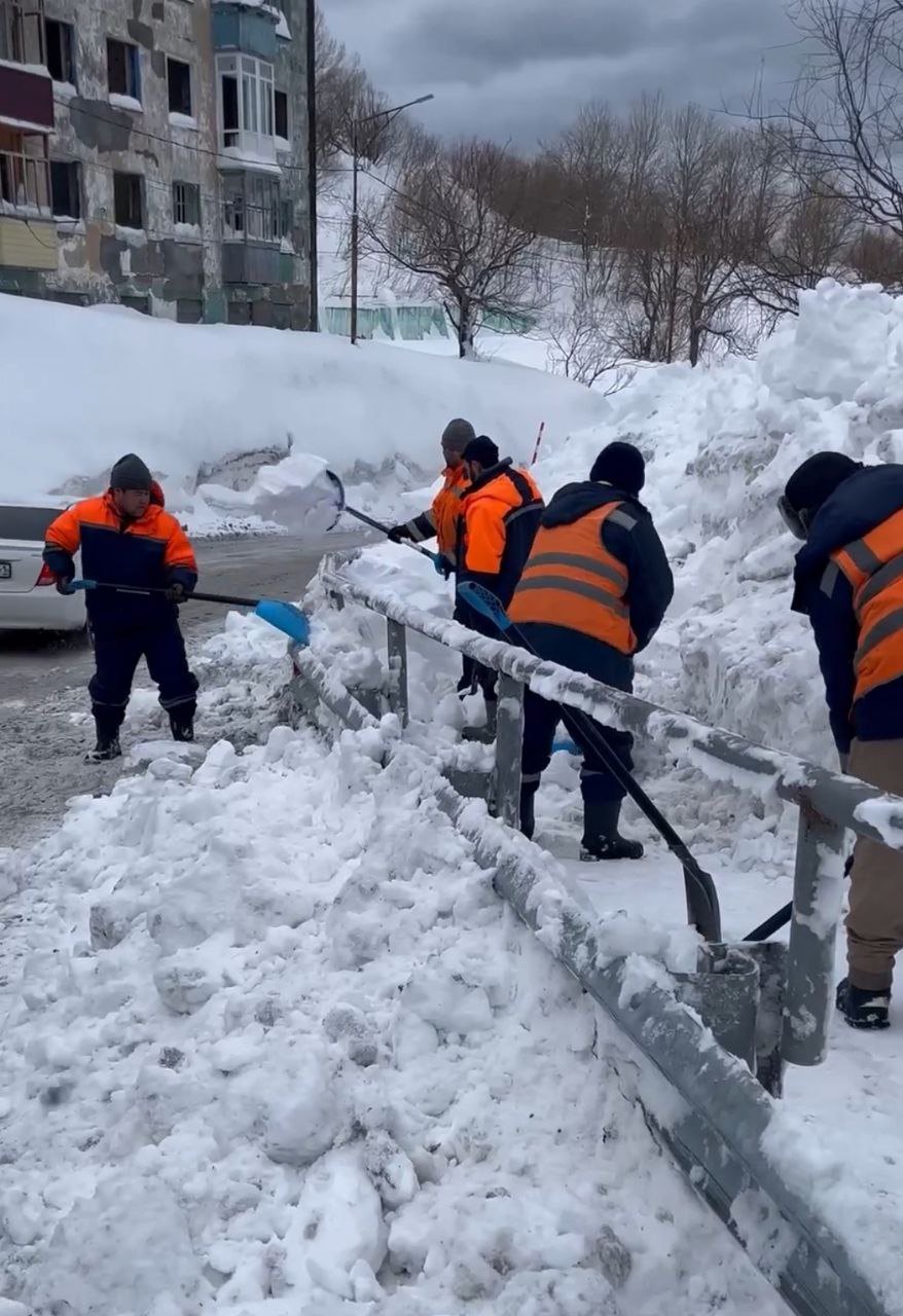 Город день за днем. 27 января 2026 года В ПетропавловскеКамчатском в круглосуточном режиме ведутся работы по расчистке городских территорий Город день за днем. 27 января 2026 года В ПетропавловскеКамчатском в круглосуточном режиме ведутся работы по расчистке городских территорий