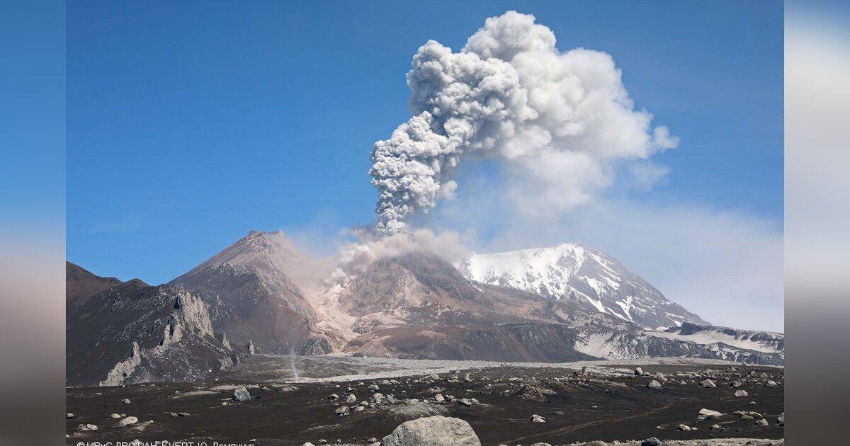 1 Вулкан Шивелуч на Камчатке выбросил пепел на высоту 7 км, шлейф протянулся на 110 км