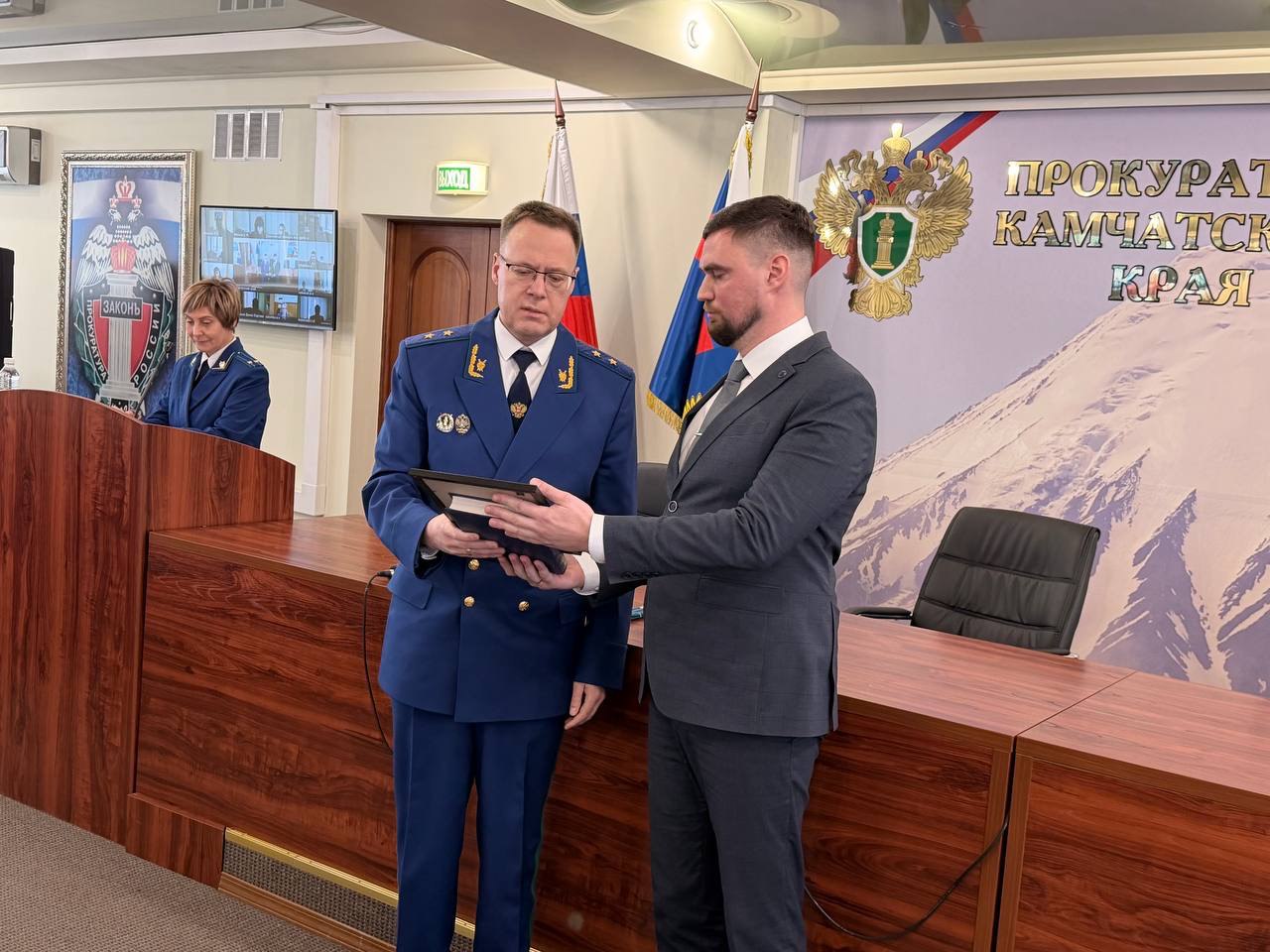 Сегодня в торжественной обстановке в прокуратуре края к присяге прокурора приведены помощники прокурора города Петропавловска-Камчатского Максим Попов и Олюторского района Али Ахмедов