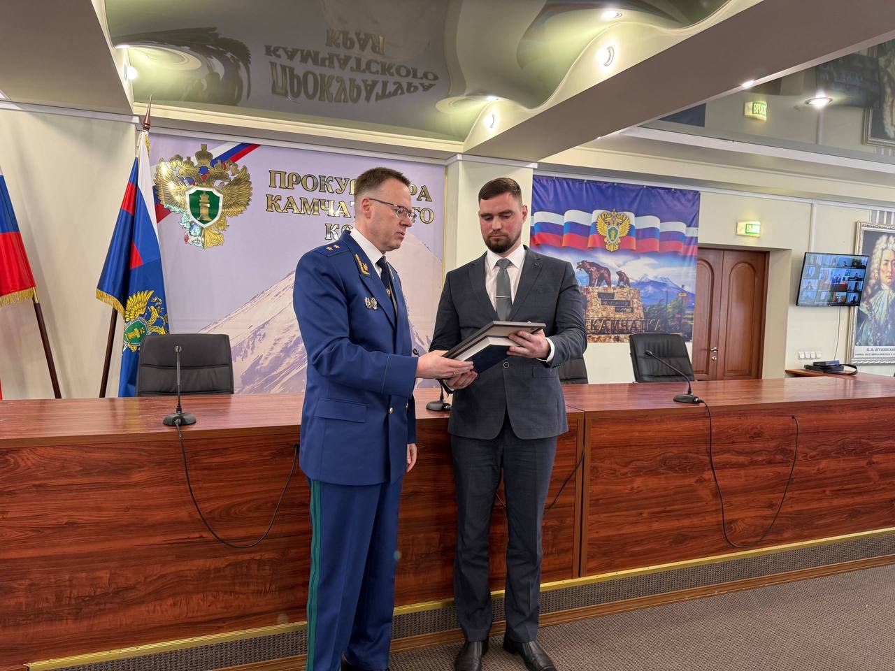 Сегодня в торжественной обстановке в прокуратуре края к присяге прокурора приведены помощники прокурора города Петропавловска-Камчатского Максим Попов и Олюторского района Али Ахмедов Сегодня в торжественной обстановке в прокуратуре края к присяге прокурора приведены помощники прокурора города Петропавловска-Камчатского Максим Попов и Олюторского района Али Ахмедов