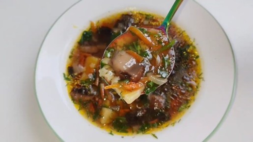 Грибной суп с макаронами звездочками: быстро и вкусно