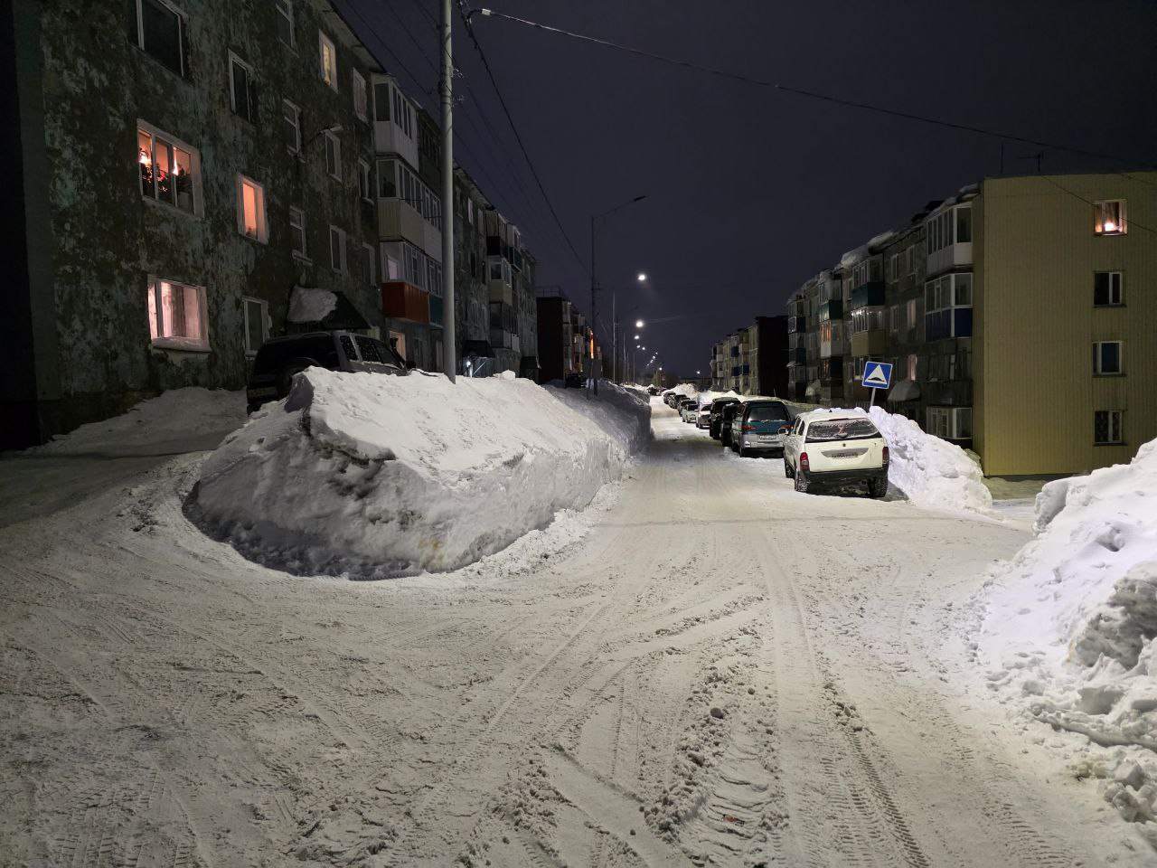 Встретились с жителями уютного района Автомобилистов 18-24, основные вопросы - о вывозе снега и взаимодействии с управляющей компанией Встретились с жителями уютного района Автомобилистов 18-24, основные вопросы - о вывозе снега и взаимодействии с управляющей компанией