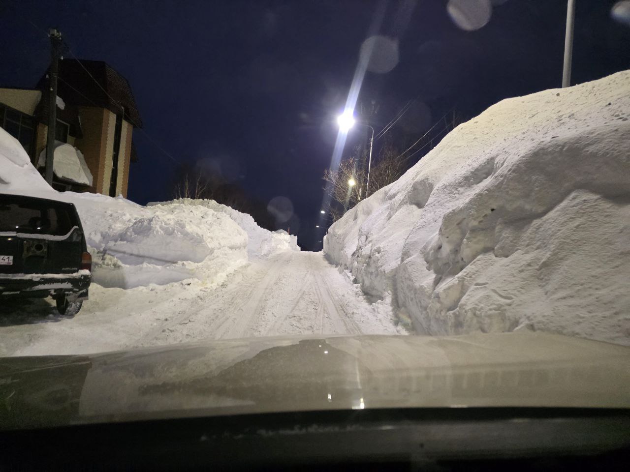 Встретились с жителями уютного района Автомобилистов 18-24, основные вопросы - о вывозе снега и взаимодействии с управляющей компанией Встретились с жителями уютного района Автомобилистов 18-24, основные вопросы - о вывозе снега и взаимодействии с управляющей компанией