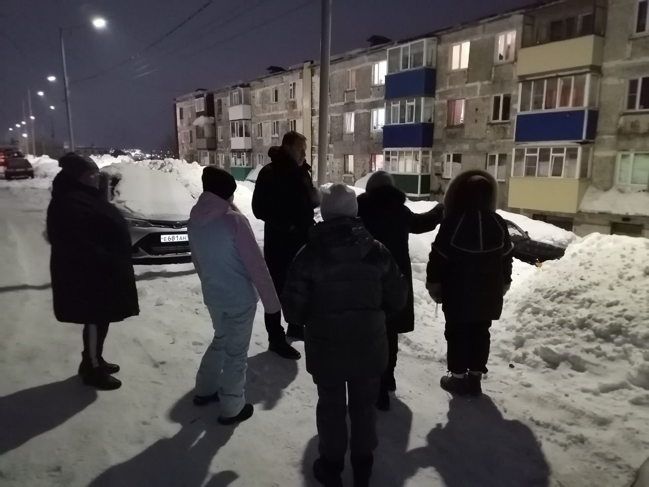 Встретились с жителями уютного района Автомобилистов 18-24, основные вопросы - о вывозе снега и взаимодействии с управляющей компанией Встретились с жителями уютного района Автомобилистов 18-24, основные вопросы - о вывозе снега и взаимодействии с управляющей компанией