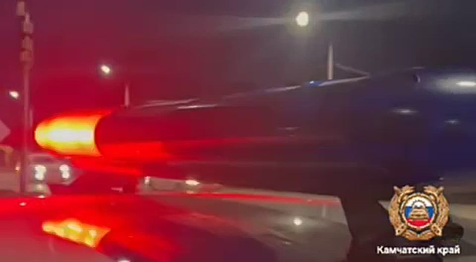 1.02.2026 в 3:30 на 102 км технологического проезда "Мильково-ГОК "Агинский" Быстринского района Камчатского края 54-летний водитель, управляя транспортным средством Камаз 4226Е (вахтовка), перевозил 26 пассажиров