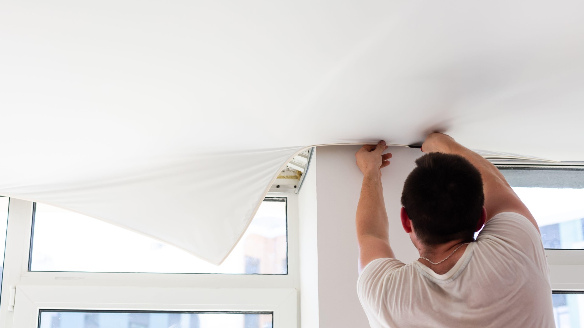 Рваный натяжной потолок почините даже без мастера: монтажник дал дельный совет