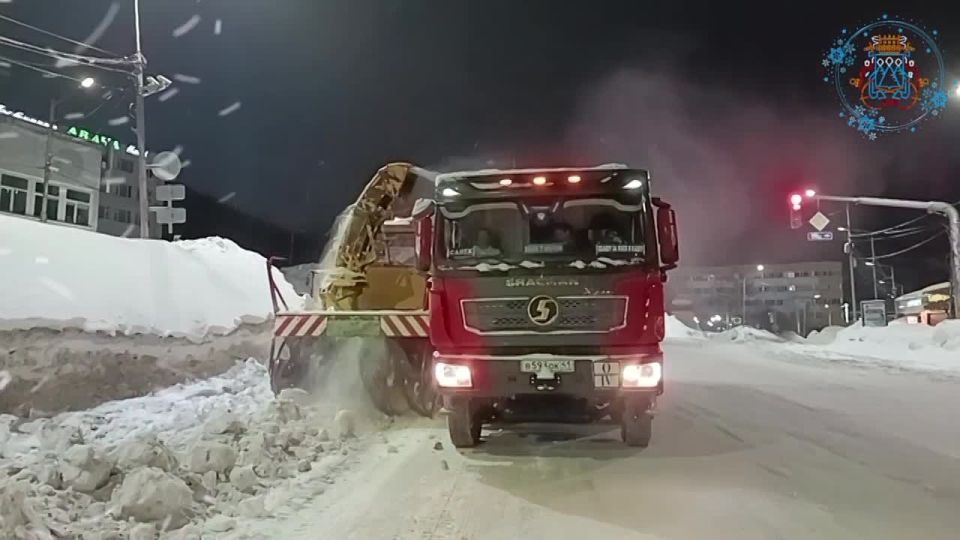 Подрядные организации с помощью специализированной техники в круглосуточном режиме выполняют комплекс мероприятий по расчистке и расширению главных магистралей города