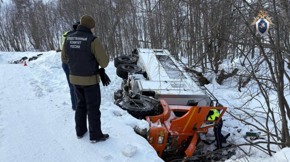 Следователь регионального ведомства СК России на месте опрокидывания вахтовки
