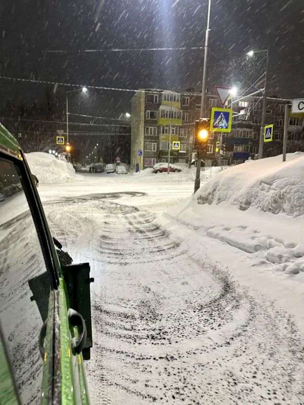 Город день за днем. 1 февраля 2026 года Дорожные службы в ночную смену и в течение дня продолжают расчистку внутриквартальных проездов и придомовых территорий