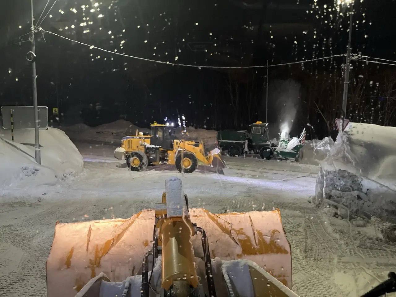 В Петропавловске-Камчатском дорожные службы в ночную смену продолжили комплекс мероприятий по расчистке В Петропавловске-Камчатском дорожные службы в ночную смену продолжили комплекс мероприятий по расчистке
