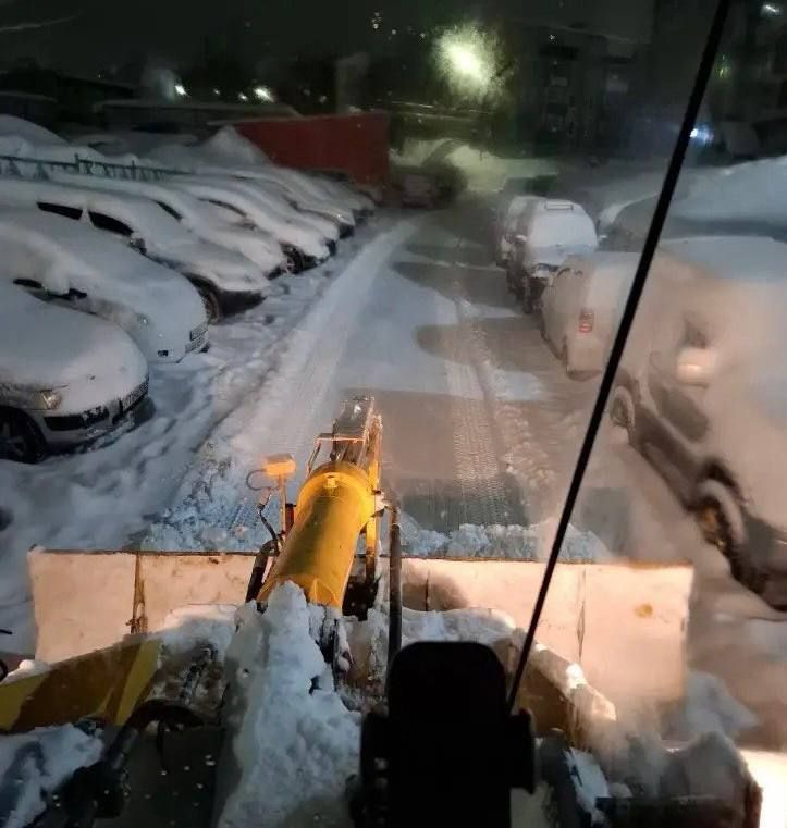 В Петропавловске-Камчатском дорожные службы в ночную смену продолжили комплекс мероприятий по расчистке