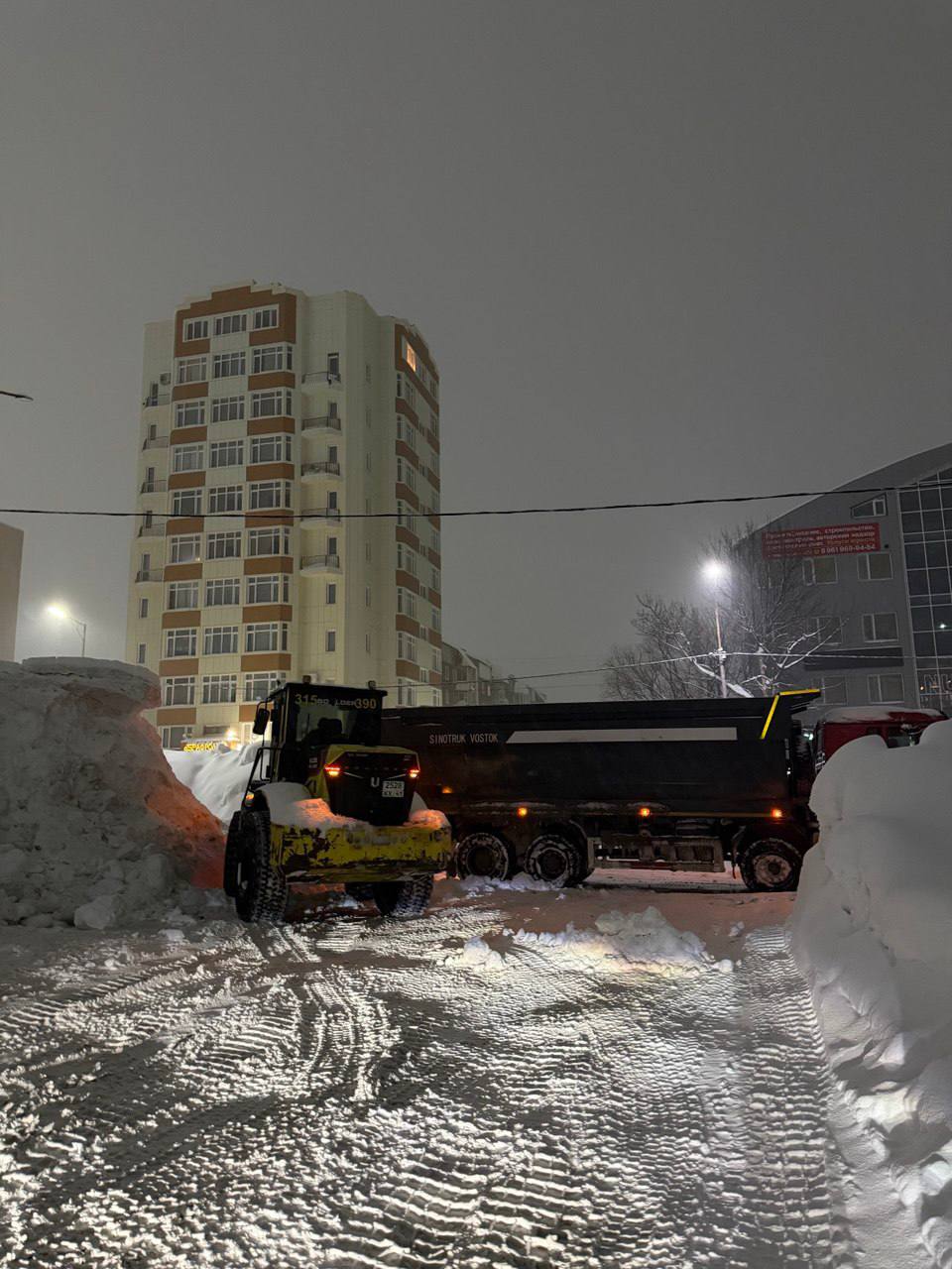 В Петропавловске-Камчатском дорожные службы в ночную смену продолжили комплекс мероприятий по расчистке В Петропавловске-Камчатском дорожные службы в ночную смену продолжили комплекс мероприятий по расчистке