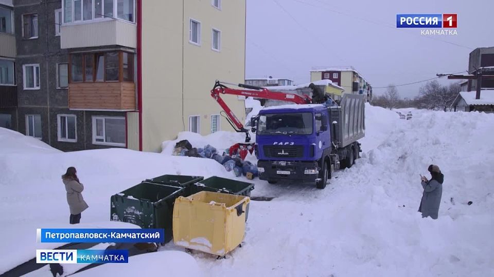 Крупногабаритный мусор в Петропавловске-Камчатском убирают с использованием специализированной техники