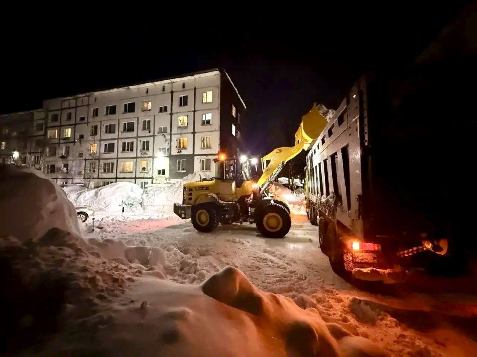 Дорожные службы в ночную смену продолжают расчистку и расширение внутриквартальных проездов и придомовых территорий. Вывозят снег