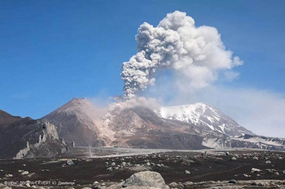 Вулкан Шивелуч на Камчатке выбросил пепел на высоту почти 12 километров