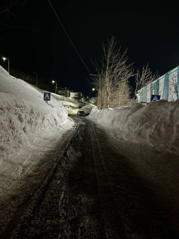 В ночную смену подрядные организации продолжили работы по расчистке и обработке городских проездов