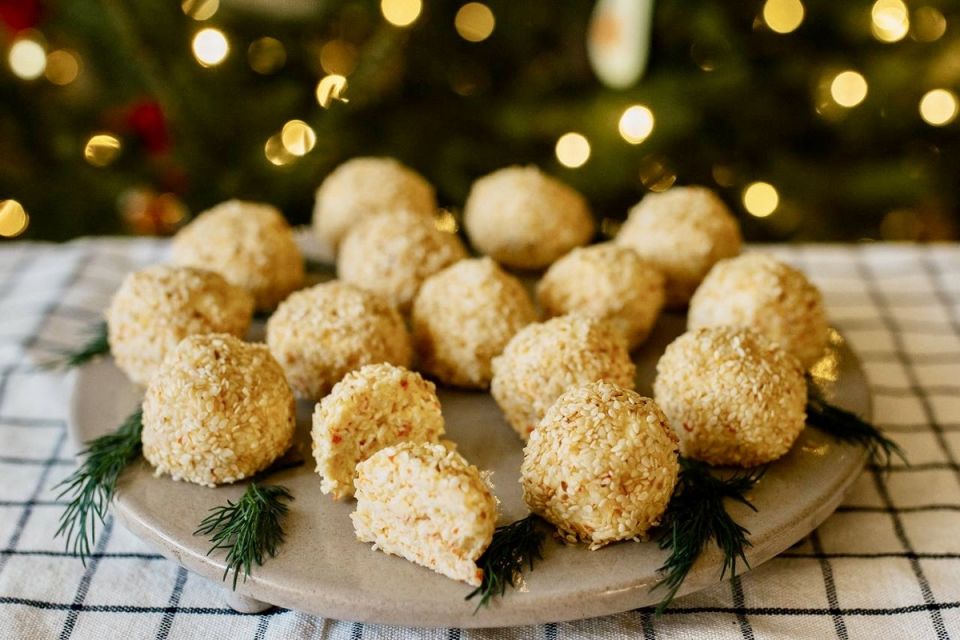 Сырные шарики с крабовыми палочками — хрустящая закуска за считанные минуты