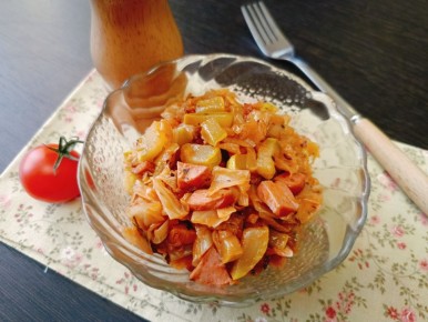 Удивительное блюдо на каждый день: тушеная капуста с сосисками и кабачками