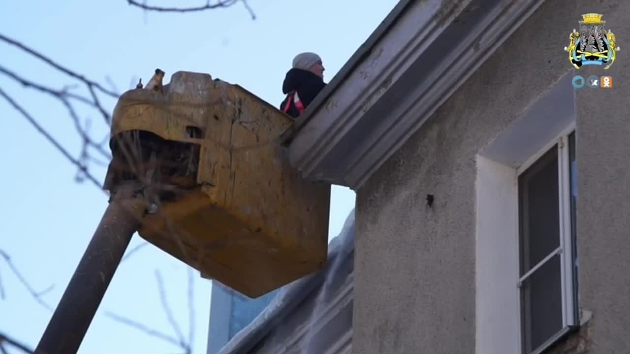 При обнаружении на крыше многоквартирного дома представляющих опасность ледяных образований или снежных массах горожанам необходимо сообщать в свою управляющую компанию