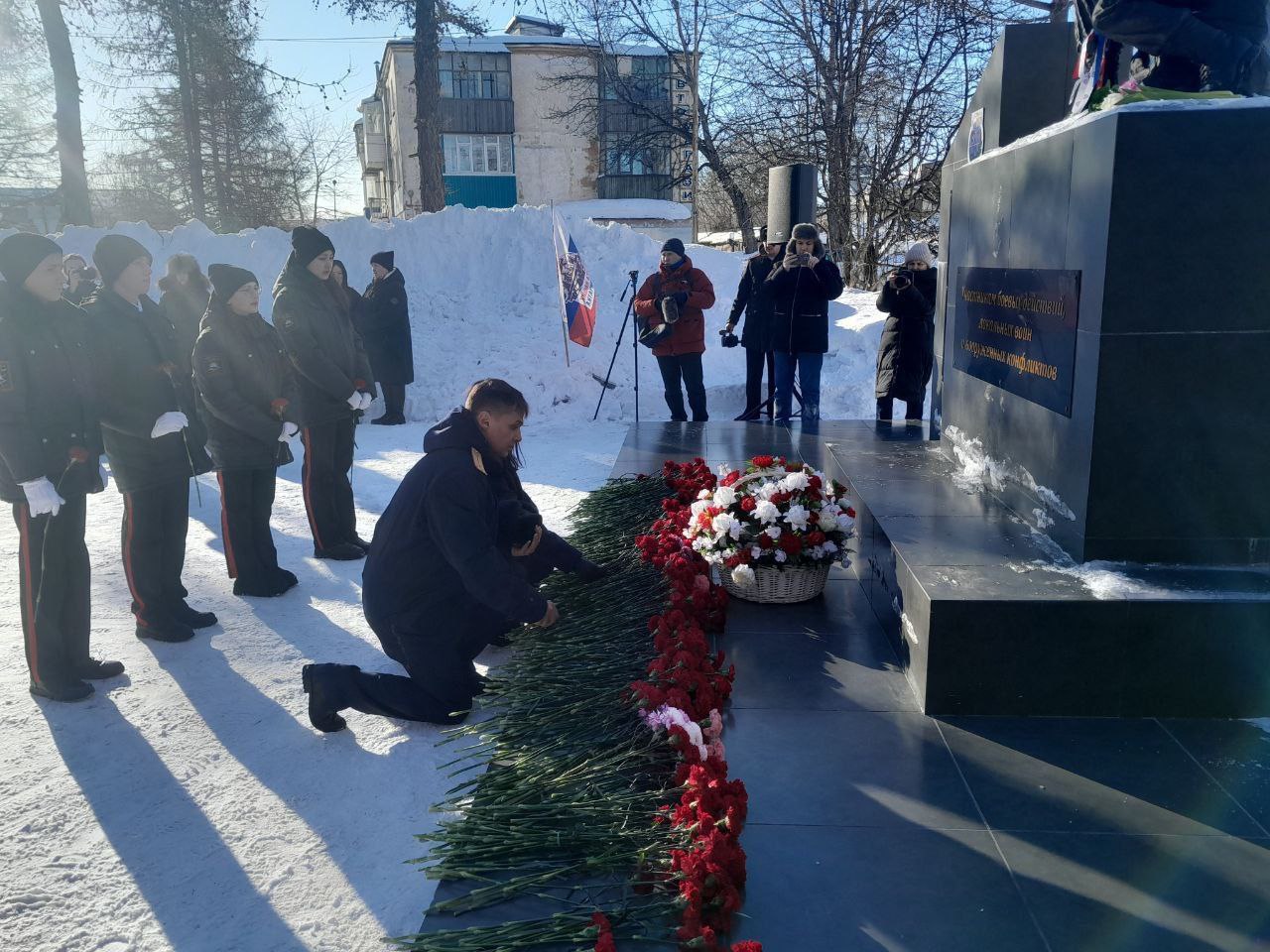 Сотрудники следственного управления, воспитанники «Радуги» и кадеты 45-й школы почтили память павших воинов Сотрудники следственного управления, воспитанники «Радуги» и кадеты 45-й школы почтили память павших воинов