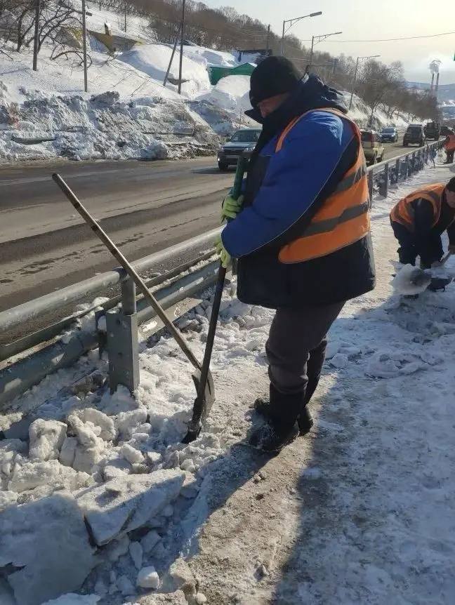 Город день за днем. 16 февраля 2026 года В Петропавловске-Камчатском продолжаются работы по зимнему содержанию города Город день за днем. 16 февраля 2026 года В Петропавловске-Камчатском продолжаются работы по зимнему содержанию города