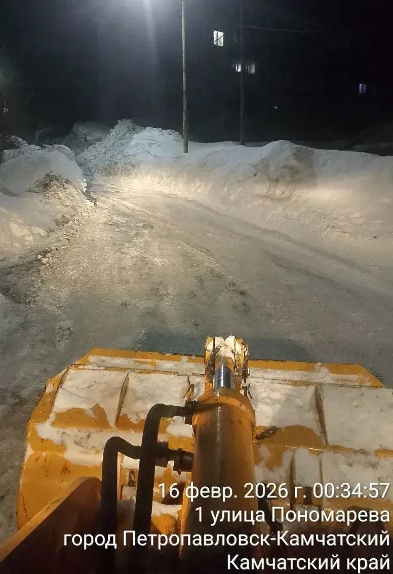 Город день за днем. 16 февраля 2026 года В Петропавловске-Камчатском продолжаются работы по зимнему содержанию города