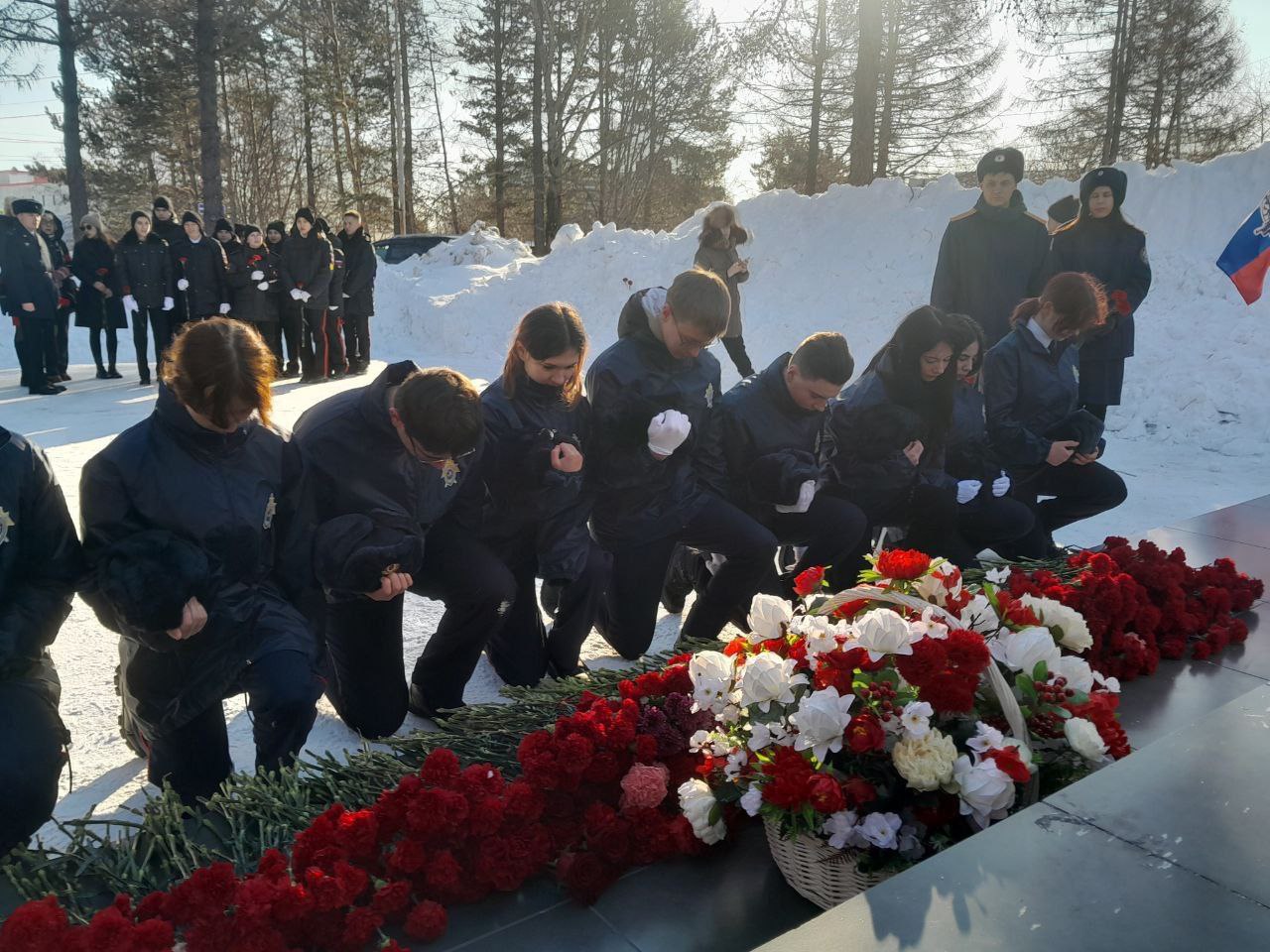 Сотрудники следственного управления, воспитанники «Радуги» и кадеты 45-й школы почтили память павших воинов Сотрудники следственного управления, воспитанники «Радуги» и кадеты 45-й школы почтили память павших воинов