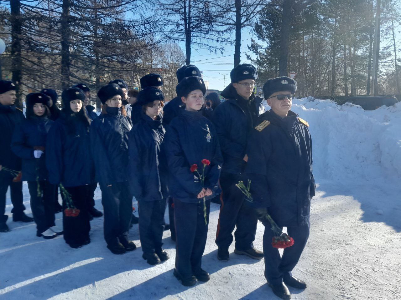 Сотрудники следственного управления, воспитанники «Радуги» и кадеты 45-й школы почтили память павших воинов Сотрудники следственного управления, воспитанники «Радуги» и кадеты 45-й школы почтили память павших воинов