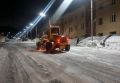 Дорожные службы в ночную смену продолжили работы по расчистке проездов