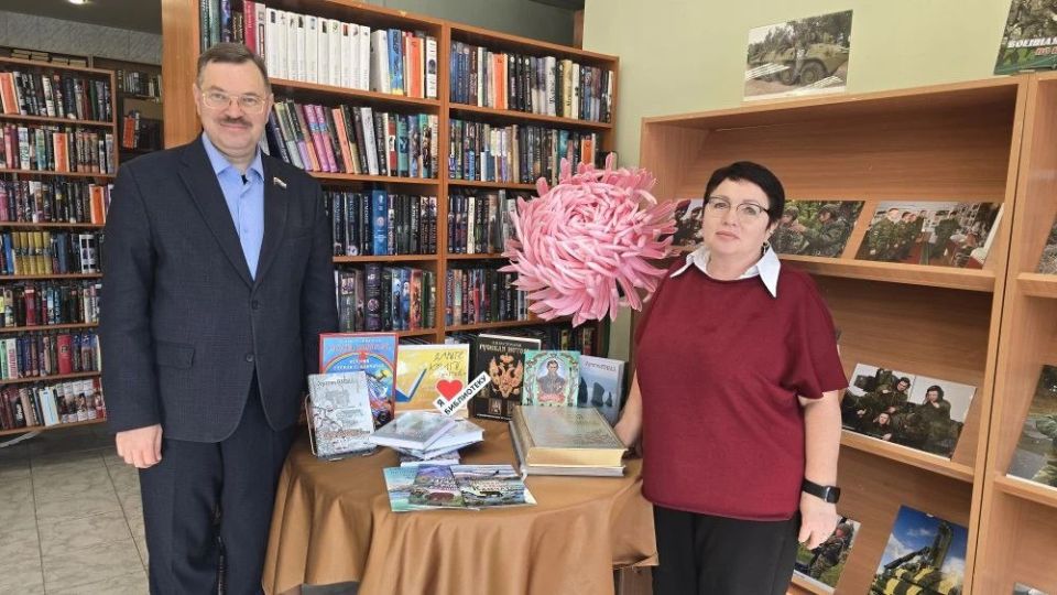 Владимир Агеев передал в библиотеки Петропавловска книги от сенатора РФ Валерия Пономарева