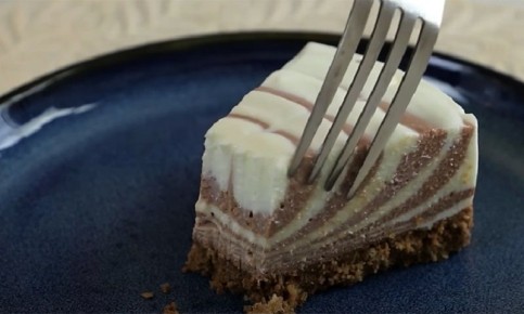 Необычный десерт за мгновение: торт без выпечки с вафельной основой