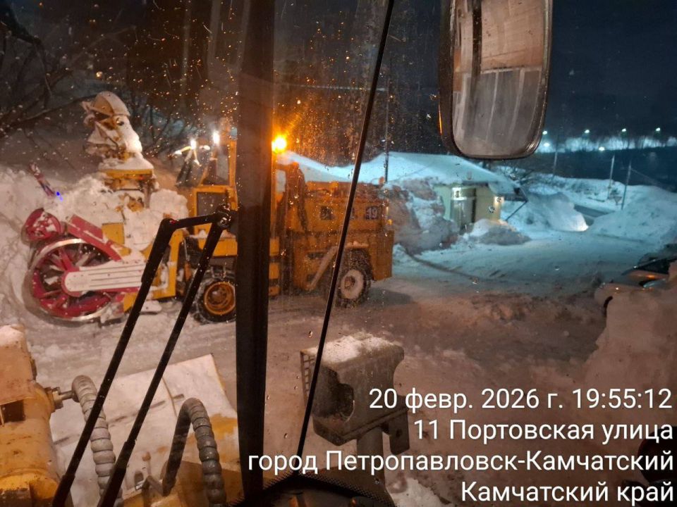 В ночную смену были продолжены работы по расчистке и обработке противогололедными материалами городских территорий