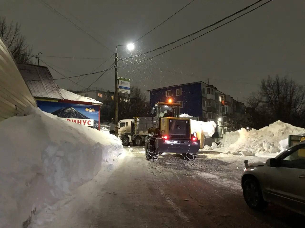В ночную смену были продолжены работы по расчистке и обработке противогололедными материалами городских территорий В ночную смену были продолжены работы по расчистке и обработке противогололедными материалами городских территорий