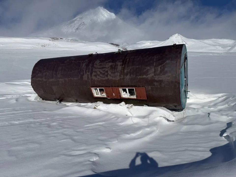 Штормом сдуло вагончик. Штормом сдуло вагончик спасателей на Авачинском перевале, сообщил глава по ЧС Сергей Лебедев