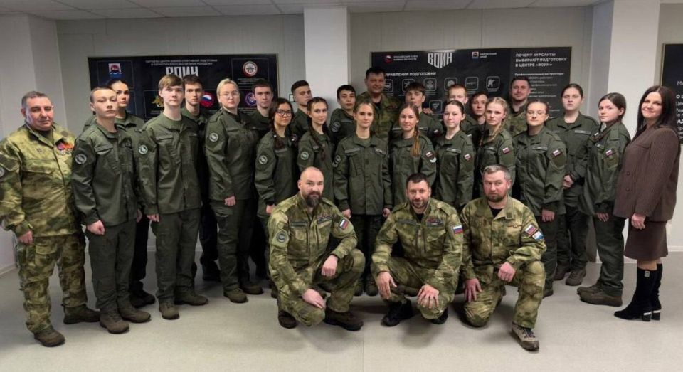 Отличившихся в учёбе и спорте курсантов Центра «ВОИН» наградили знаками отличия