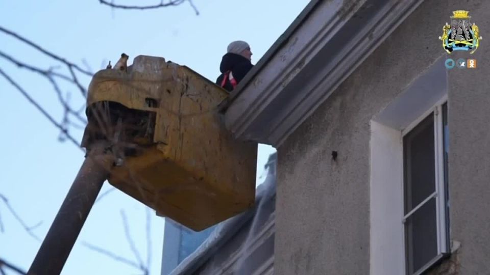 При обнаружении на крыше многоквартирного дома представляющих опасность ледяных образований или снежных массах горожанам необходимо сообщать в свою управляющую компанию