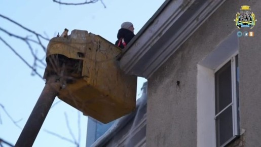 При обнаружении на крыше многоквартирного дома представляющих опасность ледяных образований или снежных массах горожанам необходимо сообщать в свою управляющую компанию