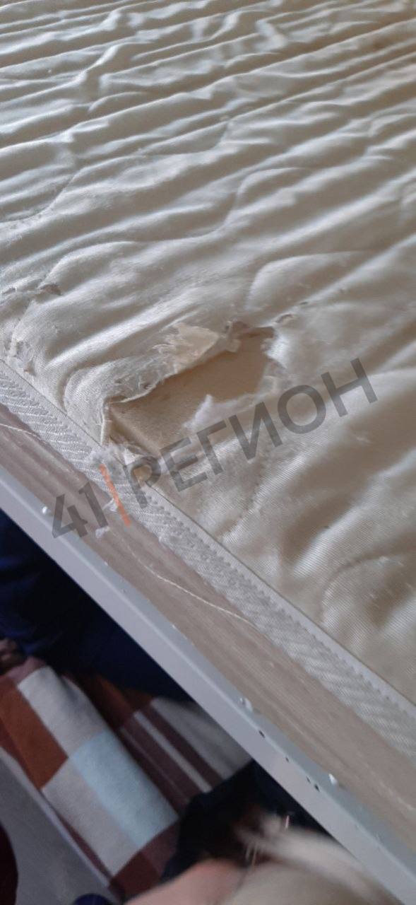 «Грязные, порванные матрасы и старые железные кровати» «Грязные, порванные матрасы и старые железные кровати»