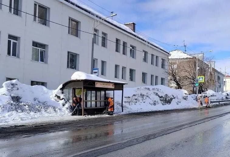 Бригады ручного труда проводят работы по расчистке пешеходных зон в Ленинском районе