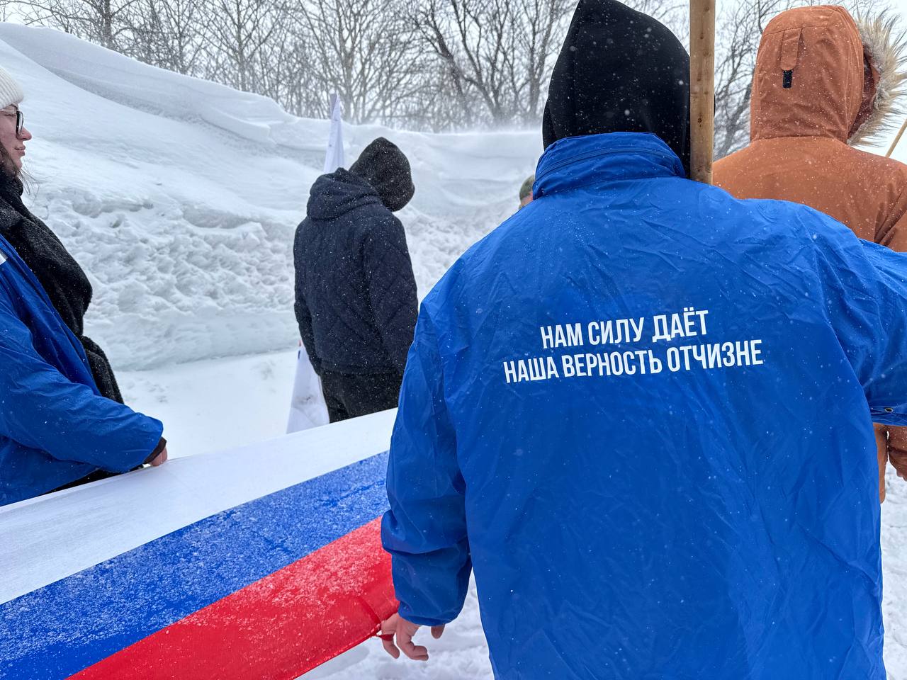 На Камчатке развернули самый большой флаг РФ в предверии Дня защитника Отечества