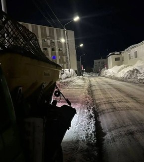 В ночную смену подрядные организации продолжили работы по расчистке и обработке городских проездов