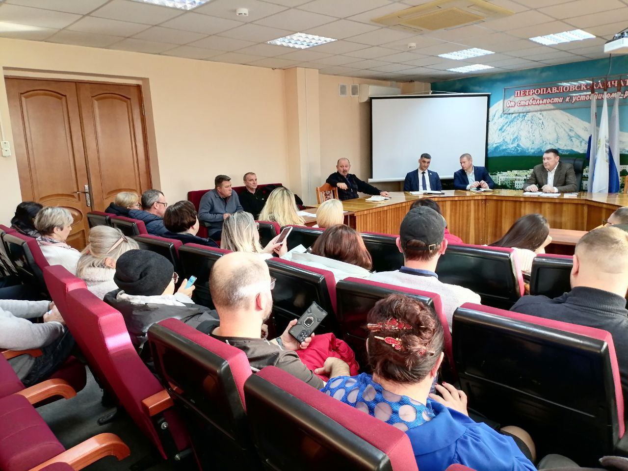 С руководителями управляющих компаний обсудили вопросы содержания придомовых территорий, контейнерных площадок, уборки снега с кровель и балконов, взаимодействия со службами администрации города