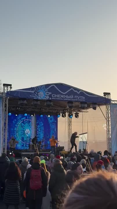 На сцене фестиваля зимних видов спорта «Снежный путь — на драйве города!» в Петропавловске выступили специальные гости - группа «Rock Privet»