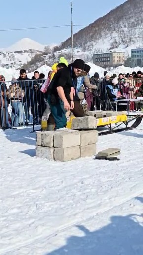 На фестивале зимних видов спорта в центре города проходят захватывающие заезды по вейтпуллингу — тяжёлой атлетике для собак