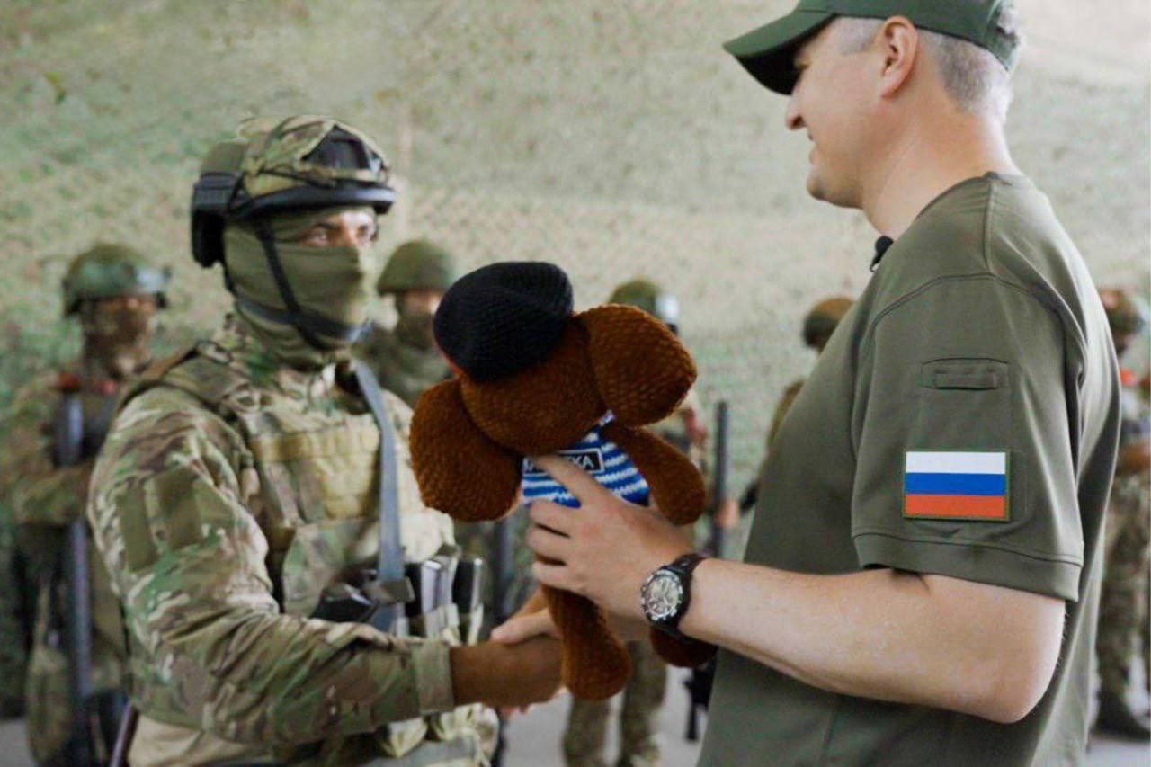 «Мы очень ждём вас дома с Победой!»: губернатор Камчатского края Владимир Солодов поздравил защитников Отечества