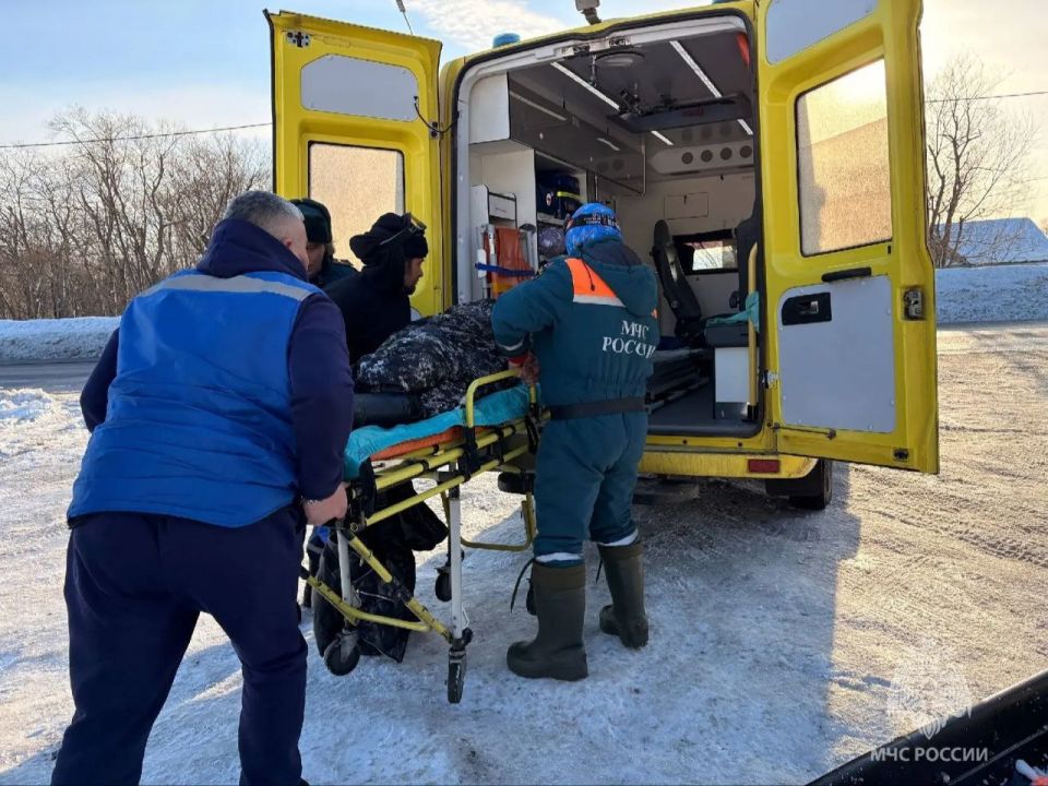 Травмированного снегоходчика на Камчатке спасатели эвакуировали на волокушах